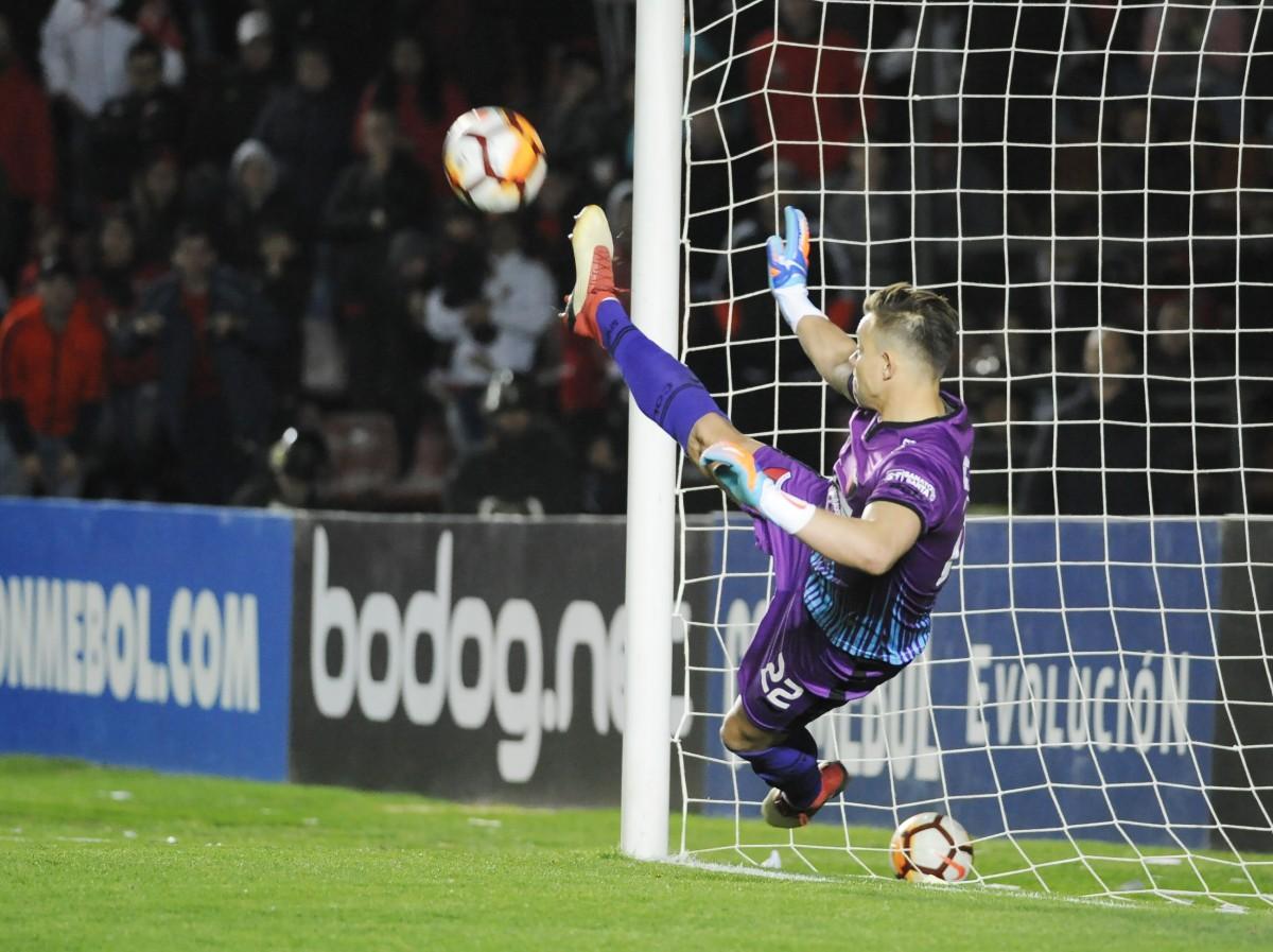 Burlán foi o responsável por garantir a classificação argentina às oitavas de final (AFP)