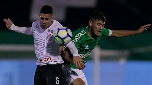 Em jogo truncado, Timão garantiu a vitória nos últimos minutos do segundo tempo (Estadão Conteúdo)