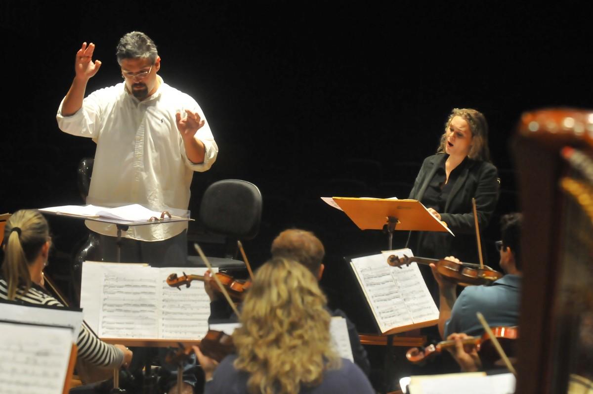 Sob a batuta do maestro Victor Hugo Toro (foto), a Sinfônica recebe os pianistas convidados Mateus Restani Furtado, Paulo Almeida e Lucas Thomazinho (Cedoc/RAC)