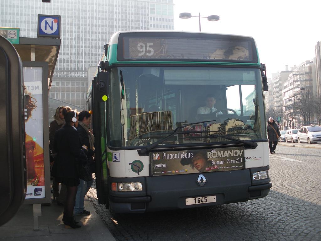 Homem é esfaqueado e morre em ônibus em Paris (Divulgação)