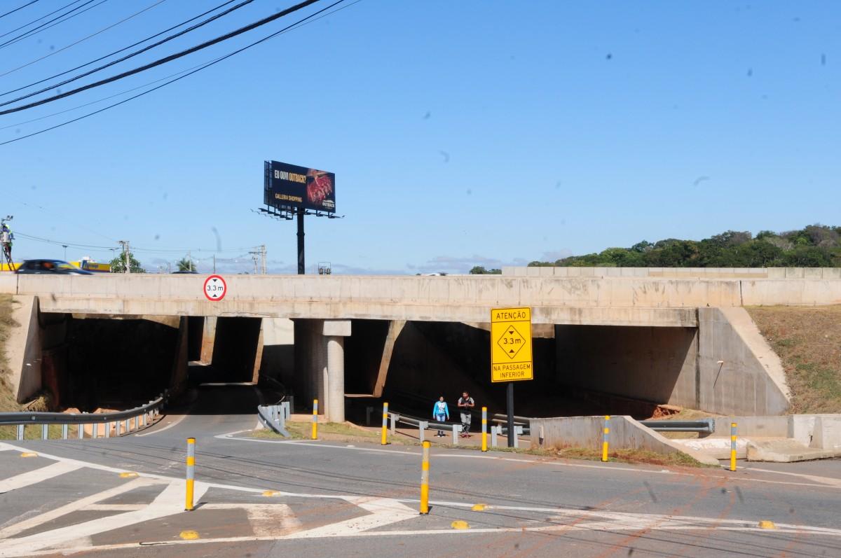 Residentes e usuários de ônibus são obrigados a passar por debaixo das pontes para chegar do outro lado da pista e relatam que convivem com receio de assaltos e atropelamentos (Matheus Pereira)