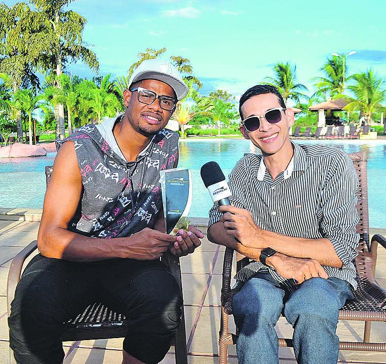 Junior Santos recebe prêmio em sua cidade, Conceição do Jacuípe-BA (Berimbau Notícias)