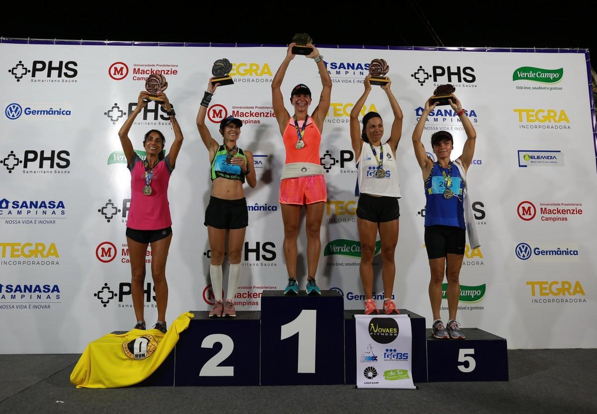 As cinco melhores corredoras da prova feminina de 10 quilômetros da Corrida da Lua comemoram no pódio (Leandro Torres/AAN)