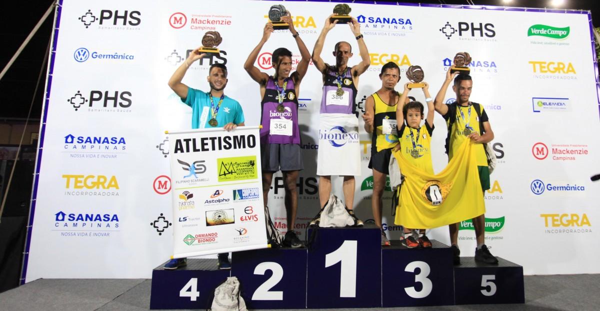 Pódio com os vencedores da prova masculina de 10 quilômetros (Leandro Torres/AAN)