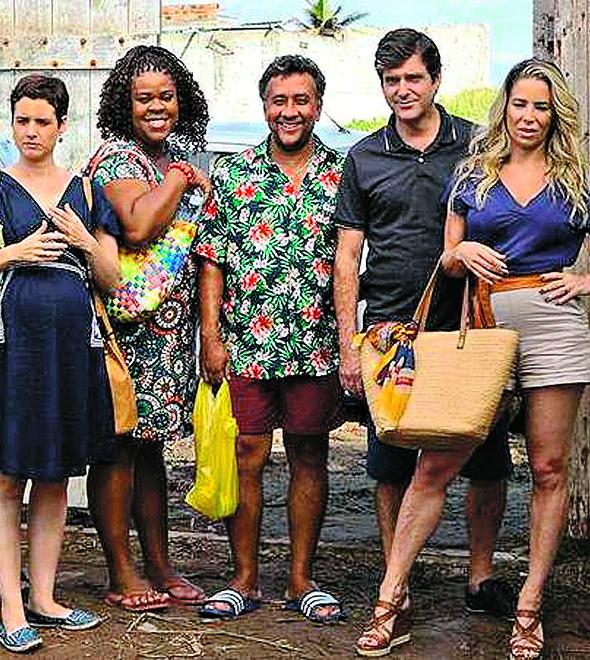 Amigos vão passar o feriado prolongado em uma casa na praia, só que as esposas não se conhecem muito e daí começa a confusão (Divulgação)