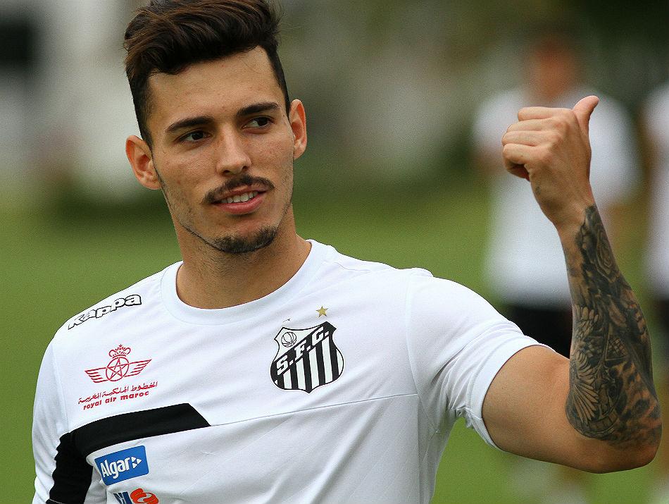 Ex-jogador do Santos passou por exames físicos pela manhã e será submetido a outros durante o dia (Divulgação)