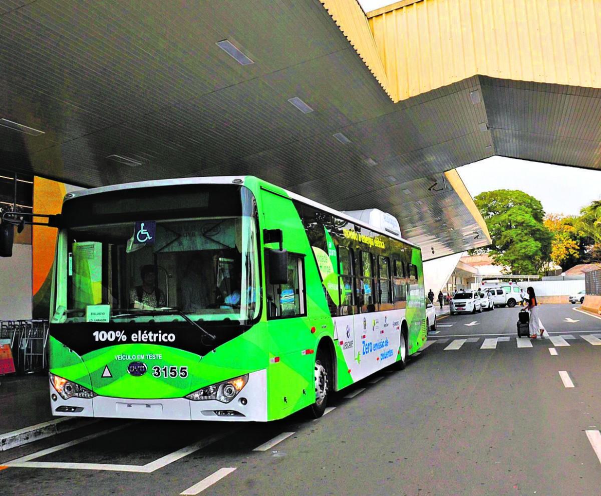 Campinas tem atualmente 13 ônibus elétricos em sua frota e a meta, já anunciada pela Prefeitura, é chegar a 150 até 2020: licitação exigirá indicadores de qualidade da concessão (Carlos Sousa Ramos)