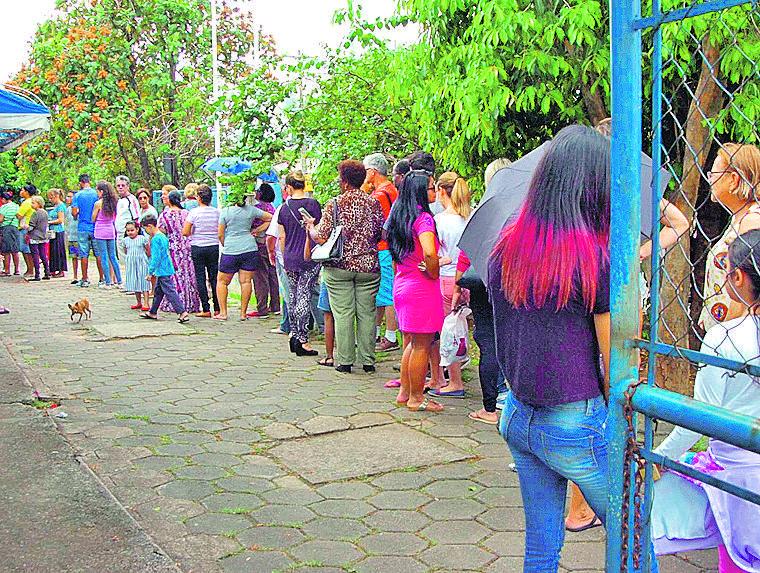 Crescem as filas nas unidades de saúde pública: a vacinação é essencial (Cedoc/RAC)