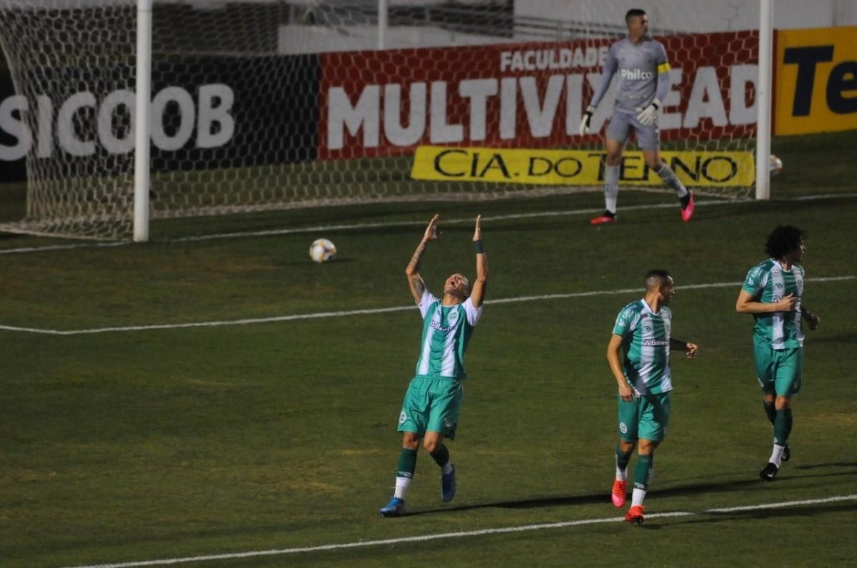 O goleiro Ivan (ao fundo) tomou gols em todos os cinco últimos jogos da Ponte Preta (Wagner Souza/AAN)