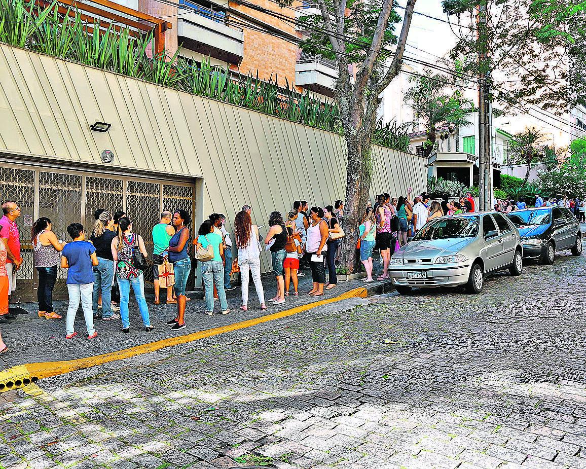 Fila de servidores para pedir o cancelamento da cobrança da contribuição sindical: juiz determina a volta (Leandro Ferreira/AAN)