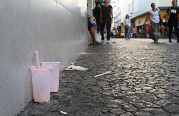Um dos projetos enviados pela Prefeitura &agrave; C&acirc;mara prev&ecirc; puni&ccedil;&atilde;o para quem jogar lixo nas ruas da cidade (  Cedoc/RAC)