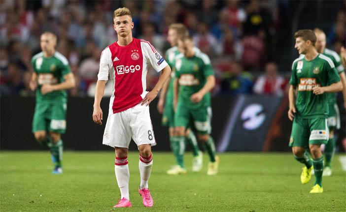 Daley Sinkgraven, do Ajax, lamenta a derrota para o Rapid Viena (France Press)