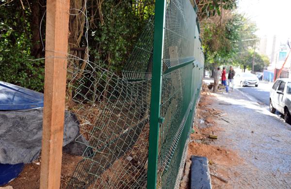 Grade antiga, feita com alambrado, j&aacute; exibia falhas em alguns pontos; novo modelo tem 2,5 metros de altura e ser&aacute; implantada em 1,3 mil metros ( Dominique Torquato/ AAN)