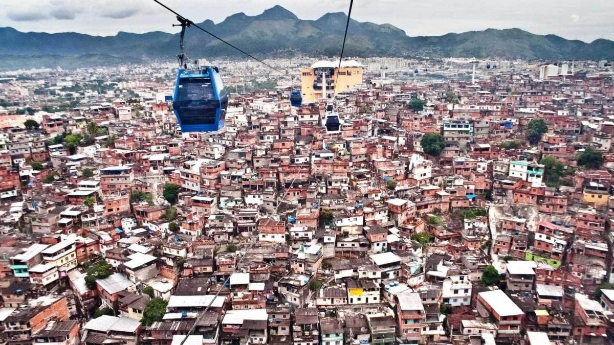 Criminosos atiraram contra uma viatura baseada na confluência das avenidas Itaóca e Itararé (Reprodução)