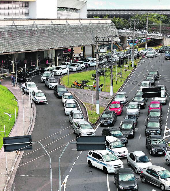 Trânsito intenso na Rodoviária de Campinas, sexta-feira à tarde: confusão entre carros de passeio, táxis e veículos de aplicativos aumenta a cada dia desde a inauguração do terminal (Leandro Ferreira)