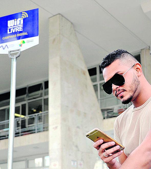 Usuário utiliza wi-fi gratuito instalado na Prefeitura: sistema oferece velocidade de 3G e não tem limite de utilização (Cedoc/RAC)