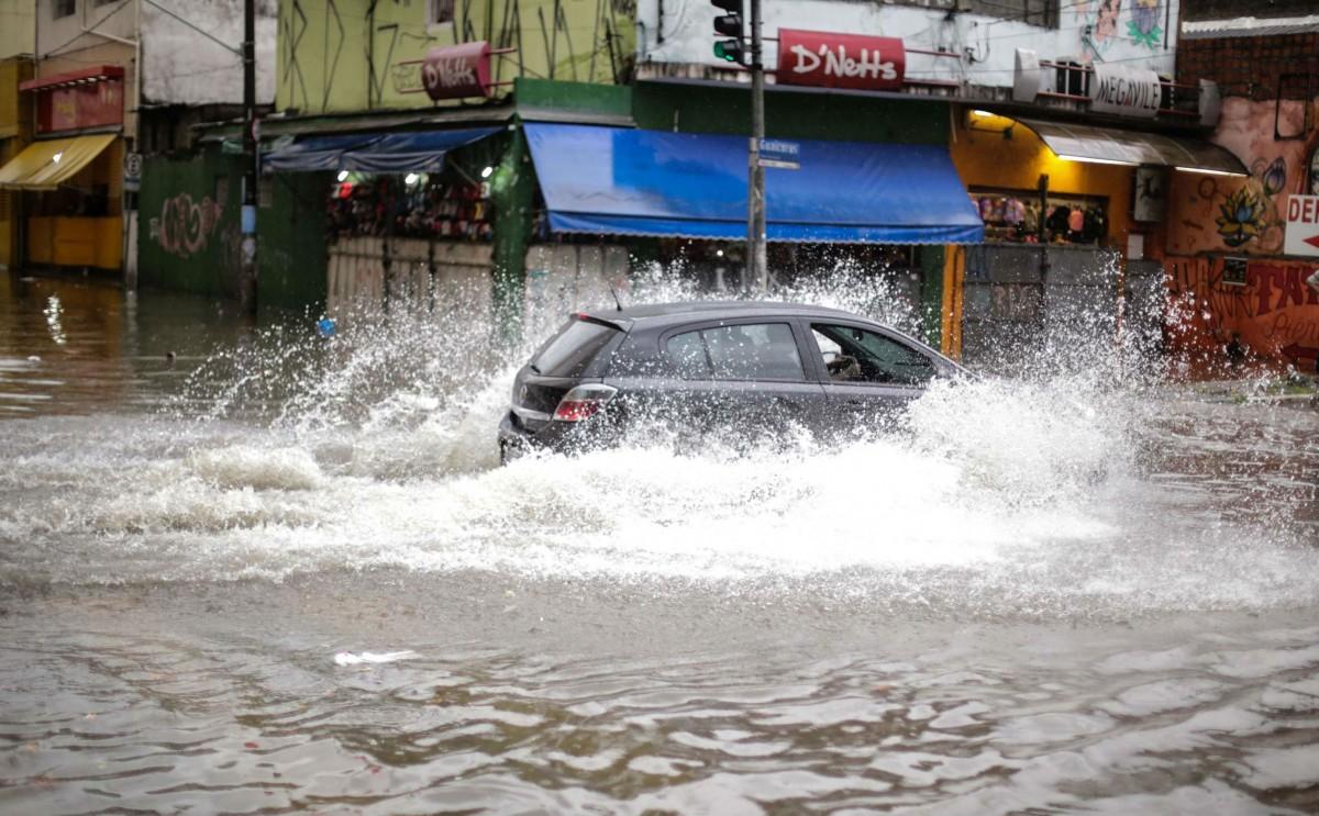 A chuva atinge as zonas oeste e norte, além do centro, desde às 14h15. (André Almeida/Futura Press/Folhapress)