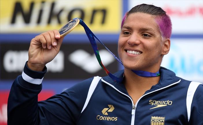 Ana Marcela Cunha celebra conquista de medalha de ouro em Mundial de Esportes Aqu&aacute;ticos, em Kazan, na R&uacute;ssia (France PRess)