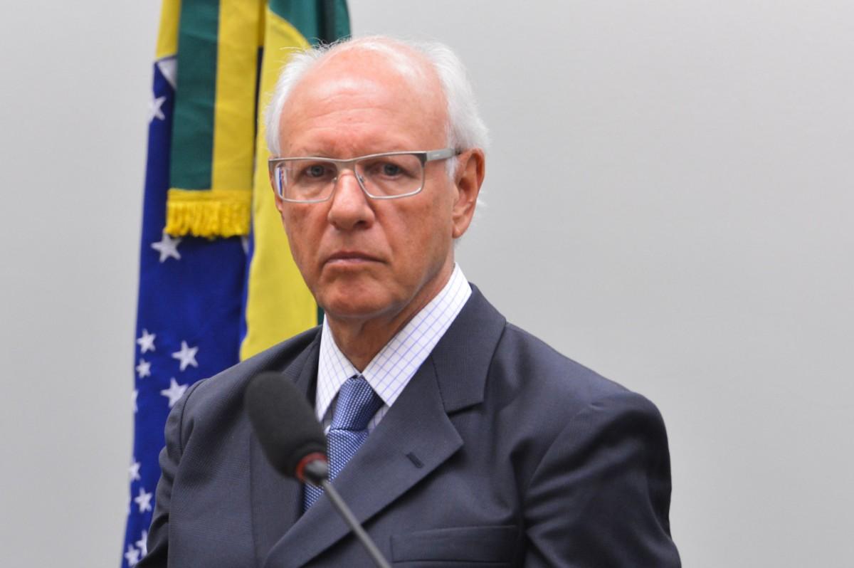 Acompanhado de uma advogada, o empreiteiro chegou ao local usando um moletom e com um capuz cobrindo seu rosto. (Valter Campanato/Agência Brasil)