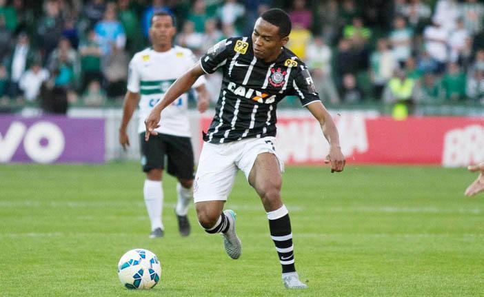 O corintiano Elias conduz a bola durante a partida contra o Coritiba: Tim&atilde;o trope&ccedil;a na capital paranaense (Agência Corinthians)