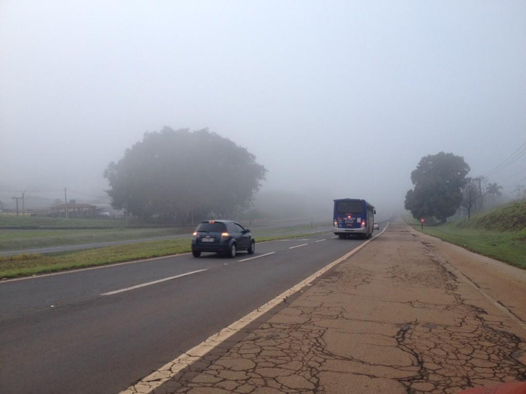 Motoristas enfrentaram nevoeiro ontem de manh&atilde; no acesso para r
a Rodovia Professor Zeferino Vaz (SP-332), na sa&iacute;da de Paul&iacute;nia (Paulo Campos/AAN)