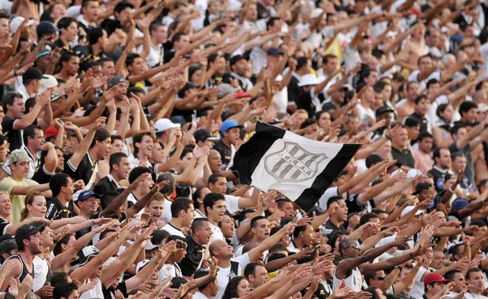 Torcida da Macaca faz a festa na arquibancada do Majestoso (Cedoc/RAC)