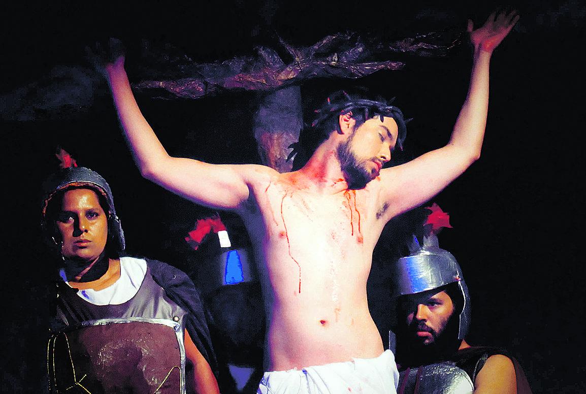 Companhia Teatral Cenarte utiliza diversos elementos técnicos, circenses e musicais para narrar saga bíblica (Divulgação)