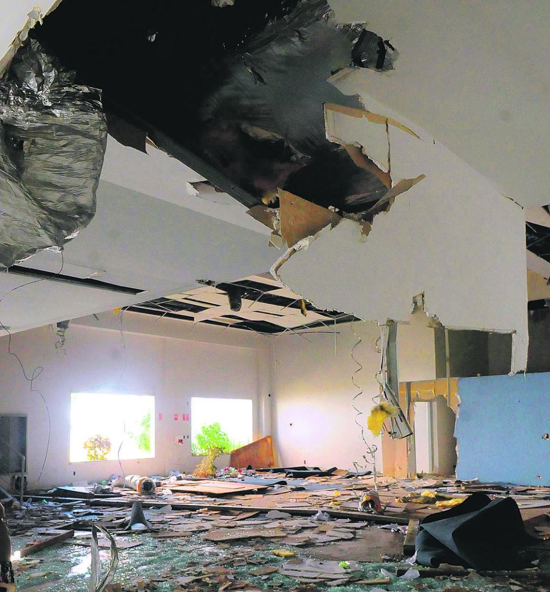 Só restos: interior do prédio está completamente depredado após seguidos furtos de equipamentos e fiação (Dominique Torquato/AAN)