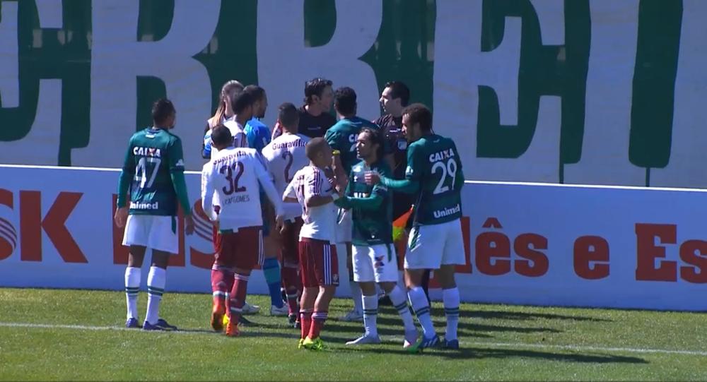 O time do Fluminense contestou a arbitragem da partida (Captura de vídeo)