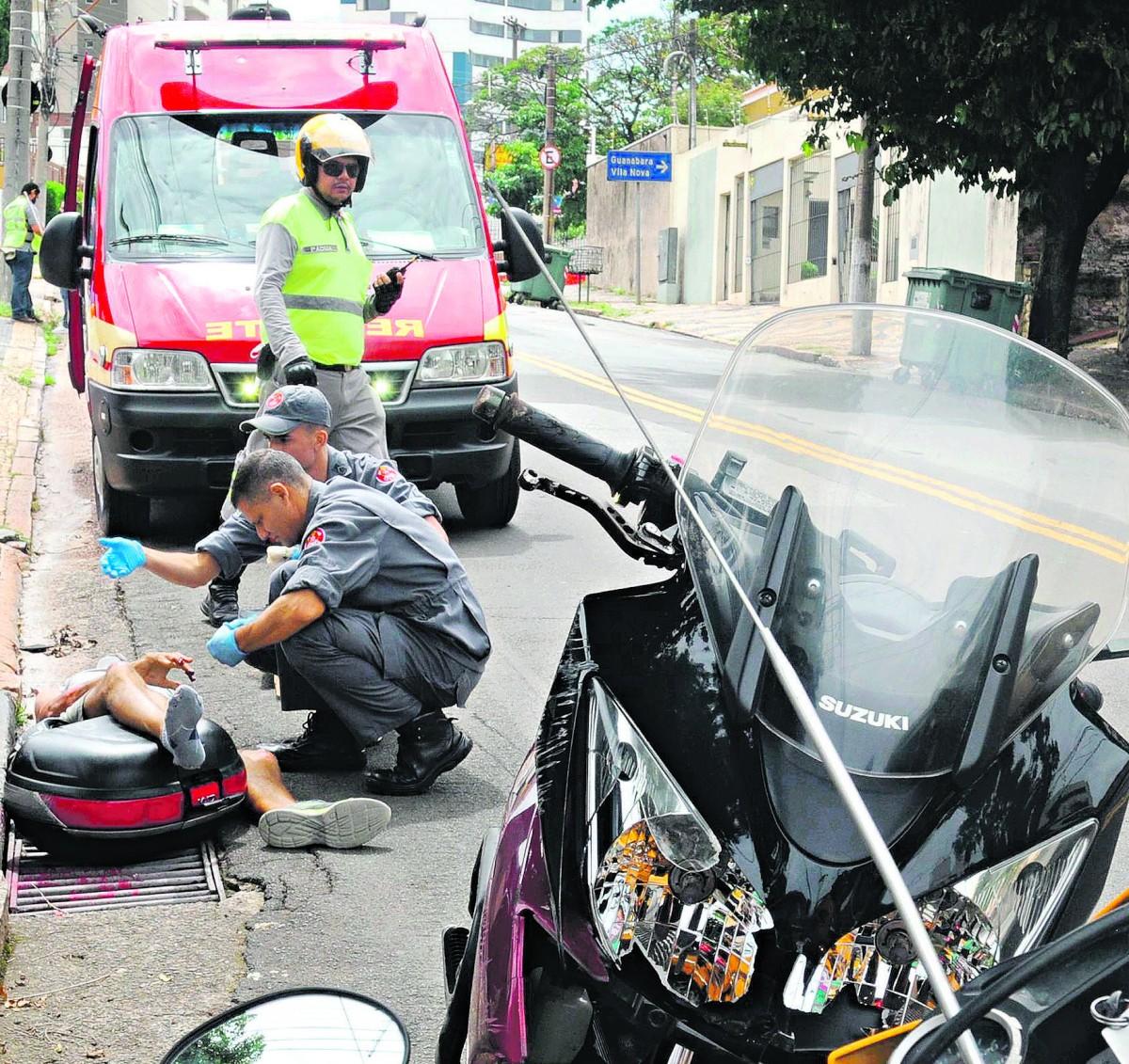 Bombeiros prestam socorro a motociclista que se feriu em colisão no bairro Taquaral, em Campinas: no Estado, os usuários de moto também foram as principais vítimas de acidentes (Dominique Torquato/AAN)