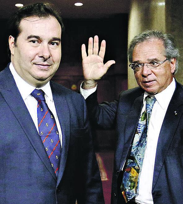 Rodrigo Maia e Paulo Guedes veem se desentendendo publicamente por várias questões ligadas à economia (Fábio Rodrigues Pozzebom/AFP)