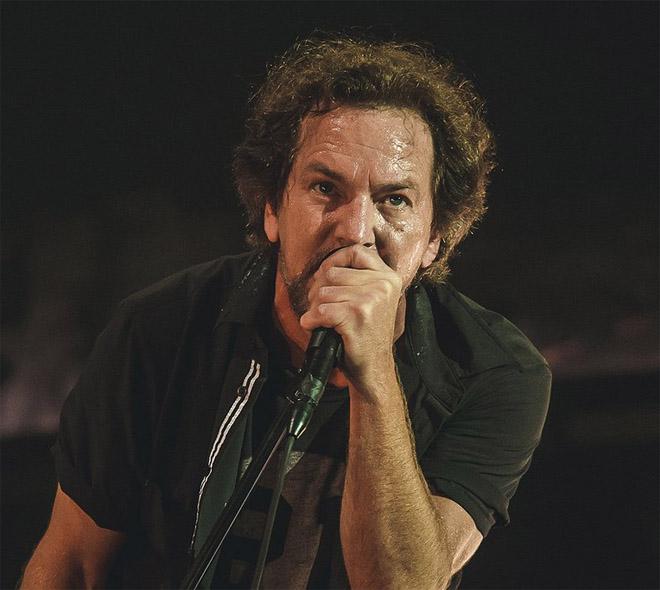 Na metade do show da banda no Lollapalooza, que encerrou o segundo dia de festival, Eddie Vedder chama a atenção para os protestos pró-regulamentação das armas dos EUA. (Camila Cara/ MRossi/Divulgação)