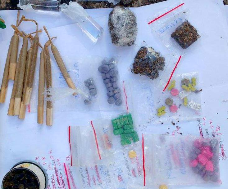 Quinze dos 60 jovens carregavam tubos de lança-perfume, cartelas de LSD, Ecstasy e maconha (Divulgação)