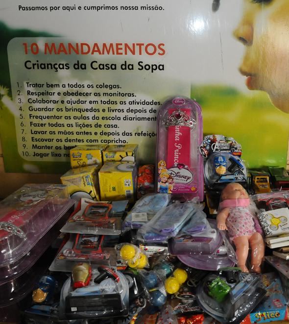Brinquedos, roupas, doces e ítens de higiene acalentam os pequenos (Wagner Souza/AAN)