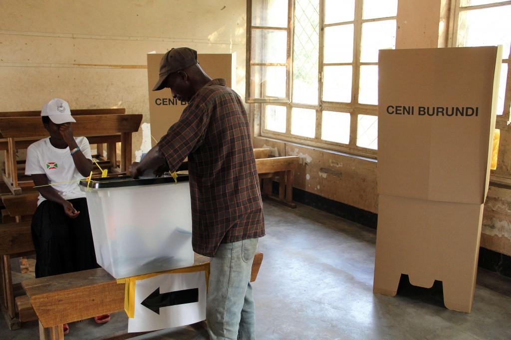 Eleitores votam com medo de novos ataques (Lanry Nshimiye/France Press)