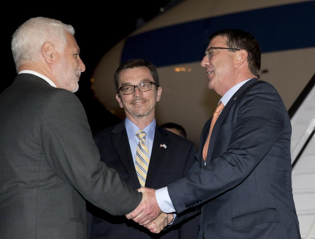 Carter (&agrave; direita) foi recebido pelo ministro de Defesa de Israel,  general Dan Harel (&agrave; esquerda) (Carolyn Caster/France Press)
