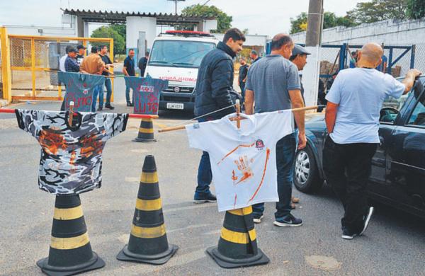 Protesto realizado por agentes devido &agrave; morte de colega impediu visita a presos durante o final de semana (  Cedoc/RAC)