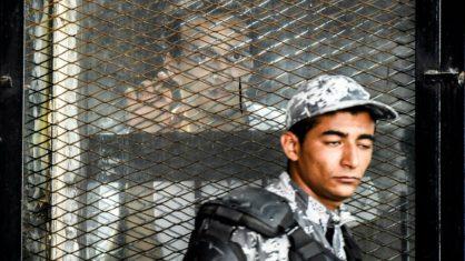 Fotógrafo egípcio Mahmoud Abou Zeid durante julgamento no Cairo, em 28 de julho de 2018 (AFP)