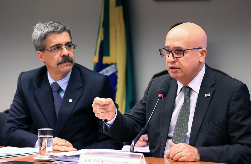 CPI da Petrobras ouve o ministro da Controladoria Geral da Uni&atilde;o (CGU), Valdir Moys&eacute;s Sim&atilde;o (&agrave; esquerda) (Antonio Augusto/Câmara Federal)