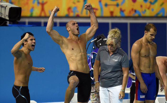 Jo&atilde;o de Lucca e Luiz Melo comemoram conquista de medalha nos Jogos Pan-Americanos, em Toronto, no Canad&aacute; (France Press)