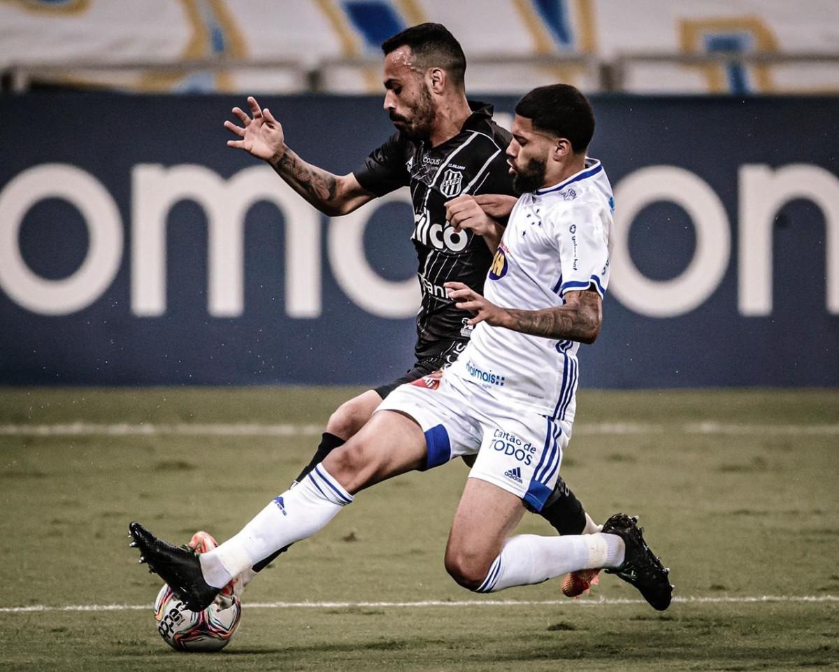 O atacante Moisés, que entrou no segundo tempo, disputa bola na derrota por 3 a 0 para o Cruzeiro, no Mineirão (Ponte Press/Pedro Vale)