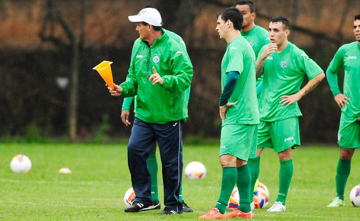 O t&eacute;cnico Paulo Roberto orienta Fumagalli: time come&ccedil;ou bem com o treinador, mas caiu nos &uacute;ltimos jogos (Rodrigo Villalba/Guarani FC)