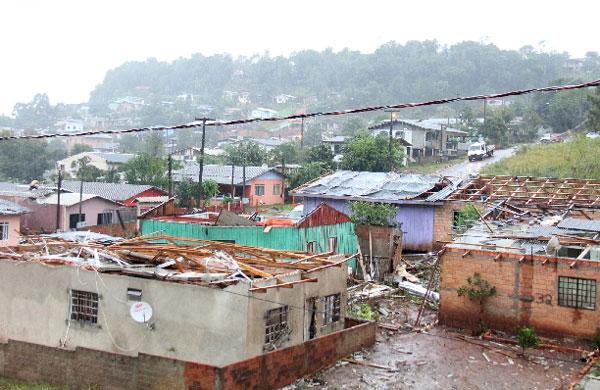 Casas destru&iacute;das por tempestade seguida de tornado em cidade do Paran&aacute; (Leandro Czerniaski/ Imprensa PMFB )