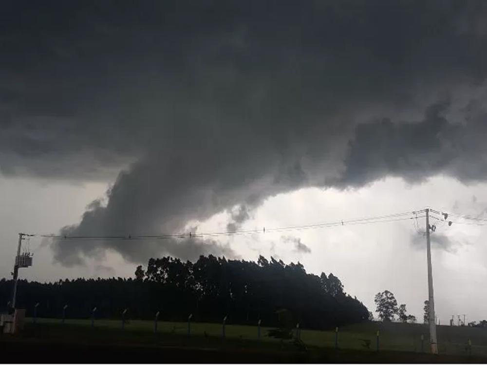 Forte tempestade atingiu v&aacute;rias cidades do Paran&aacute; (Captura de vídeo)