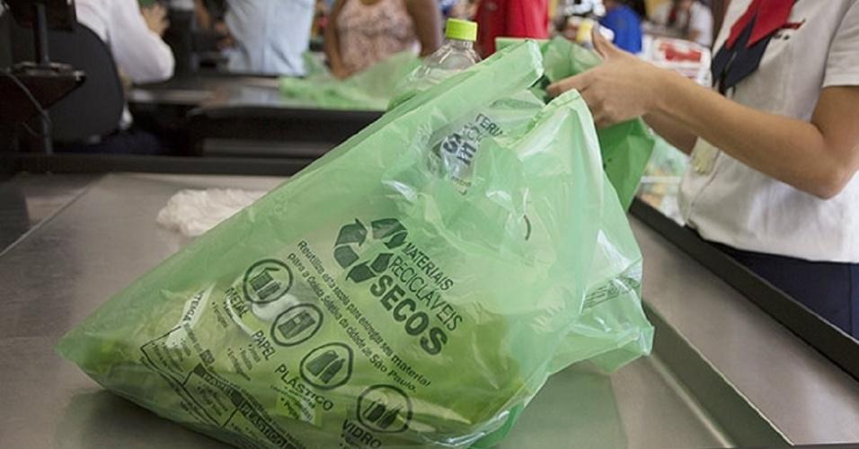 Justi&ccedil;a autorizou os supermercados a cobrarem pela nova sacolina (  Cedoc/RAC)