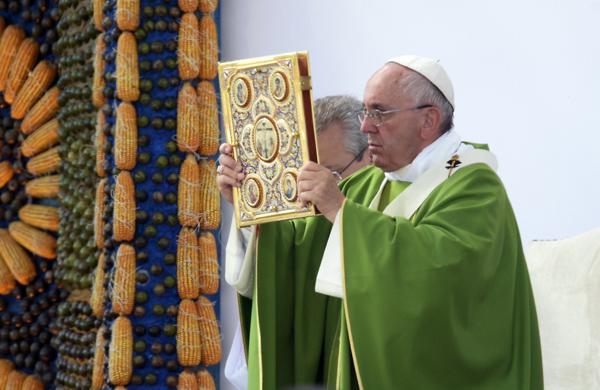 Antes de realizar a missa, o papa criticou a f&eacute; sem solidariedade ao visitar um dos bairros mais pobres de Assun&ccedil;&atilde;o ( Juan Mabromata/ AFP)