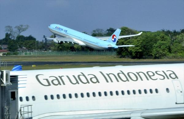 Aeroporto Internacional de Bali, na Indon&eacute;sia, reabriu neste domingo para liberar os turistas, presos no Pa&iacute;s h&aacute; dois dias (France Press)
