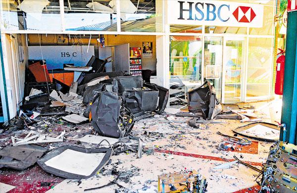 Toda a estrutura dos tr&ecirc;s caixas eletr&ocirc;nicos ficou destru&iacute;da com a explos&atilde;o; R$ 1.270,00 ficaram espalhados ( Antonio Trivelin/ Gazeta de Piracicaba )