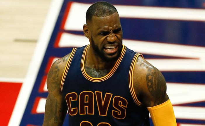 O astro do Cavaliers foi o principal destaque da noite, tendo terminado com 30 pontos, 11 assist&ecirc;ncias e nove rebotes (France Press)