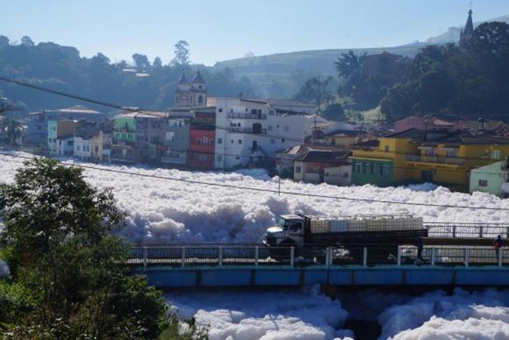 Polui&ccedil;&atilde;o do Rio Tiet&ecirc;, em Pirapora do Bom Jesus, causada pelo despejo de dejetos (Rafael Pacheco/Divulgação)